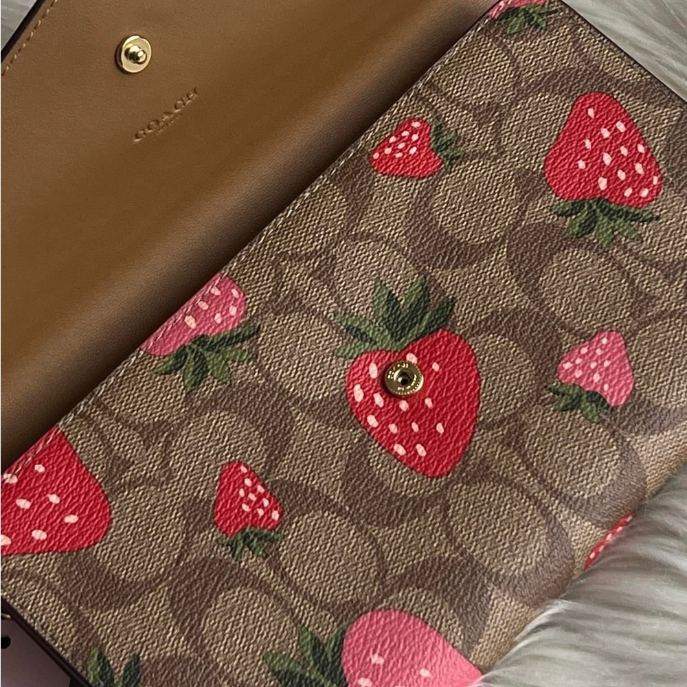 CH524 - Coach Travel Envelope Wallet in Signature Canvas with Strawberry Print - Picture 8 of 16